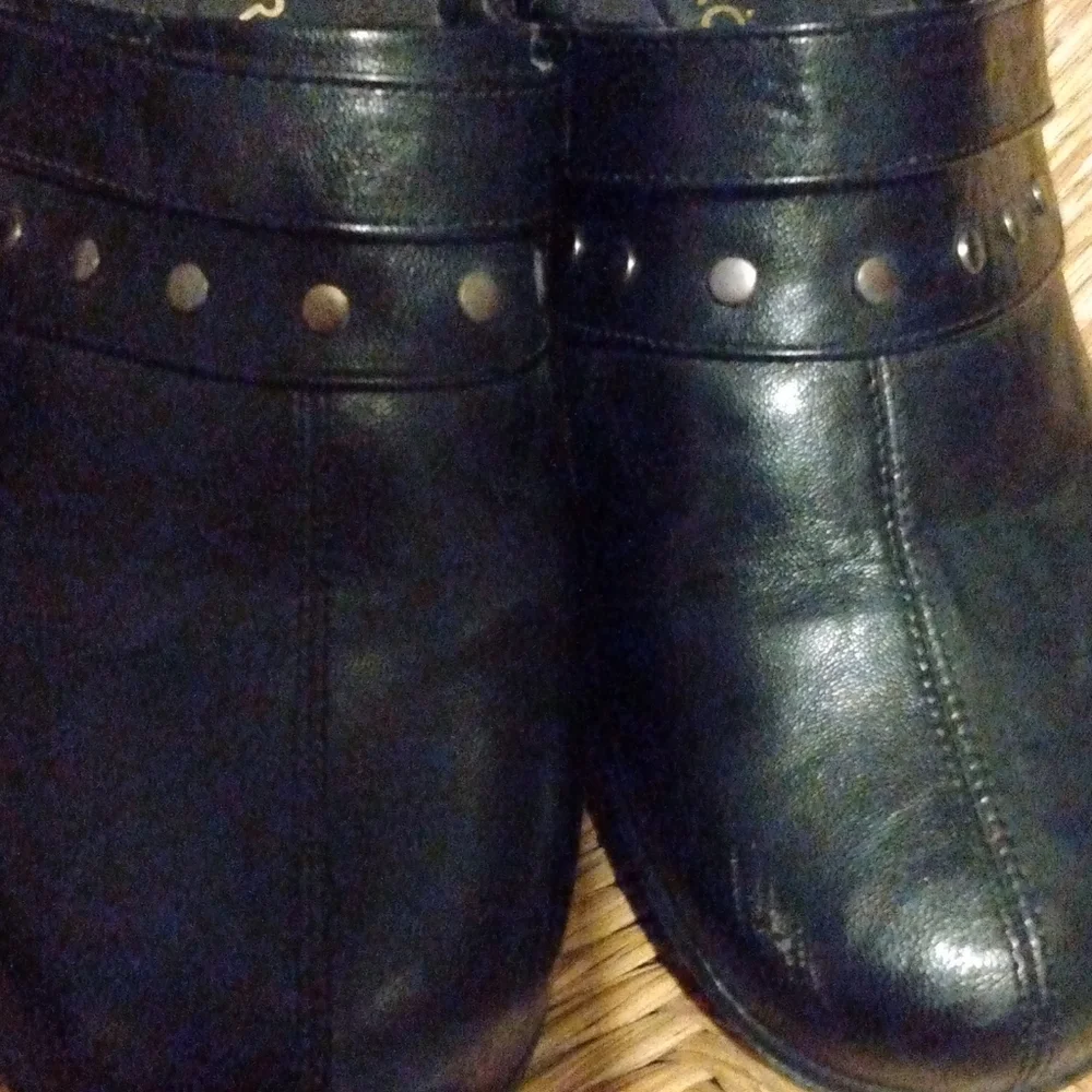 Shoes - Picture 1 of 7